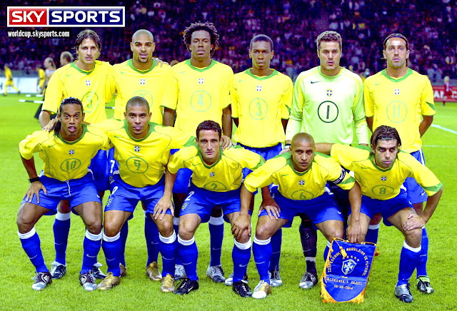 📸SELECCIÓN DE BRASIL 📆8 septiembre 2004 ⬆️Edmilson, Adriano, Roque Junior, Juan, Julio Cesar y Edu. ⬇️Ronaldinho, Ronaldo, Belletti, Roberto Carlos y Juninho Pernambucano. SELECCIÓN DE ALEMANIA 1 🆚 SELECCIÓN DE BRASIL 1 Miércoles 08/09/2004, 20:45 horas. Partido internacional amistoso. Berlín, Alemania, Olympiastadion Berlin: 75.315 espectadores. GOLES: ⚽0-1: 9’, Ronaldinho. ⚽1-1: Kevin Kuranyi.