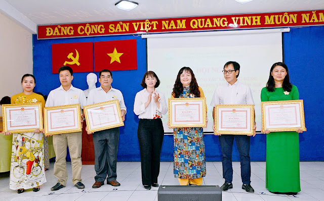 Đồng chí Nguyễn Thị Hồng Đào trao Bằng khen cho các cá nhân hoàn thành xuất sắc nhiệm vụ 2 năm liên tục 2019 - 2020. (Ảnh VM)
