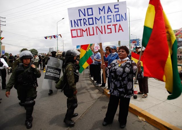 Mujeres Bolivianas Protestan Contra el Festín de Presidentes Neocomunistas en la Cumbre del ALBA