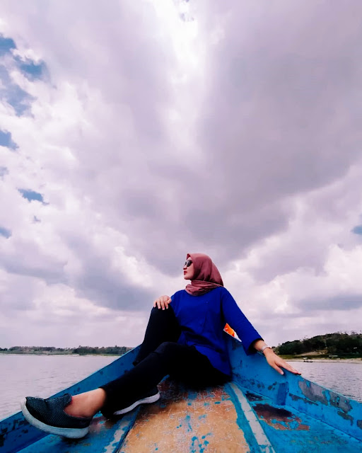 Hunting foto, dan berkeliling waduk pondok, menggunakan perahu. Sumber Foto (https://www.instagram.com/dearosesanty/)