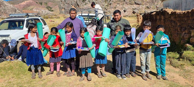 In Moroto Bolivien Schülergottesdienst und Schulmaterial für alle Kinder bringen. Für die Menschen in den Bergen ist es ein Lichtblick nach 2 Jahren Corona mit schweren Folgen besonders für die Landbevölkerung etwas Unterstützung von unerwarteter Seite zu bekommen. Von Menschen in Europa bis Australien. Länder welche sich die Kinder bis jetzt nicht einmal vorstellen konnten. Viele strahlende Kinderaugen auf der Tour durch die Berge entschädigen für alle Anstrengungen. Ich denke ich nehme die Fahrt durch die Berge als Aufnahmeprüfung für die Rallye Dakar 2023. Meinen Unterstützern und Freunden in aller Welt auf jeden ein herzliches Dankeschön.  Padre Hernán Tarqui