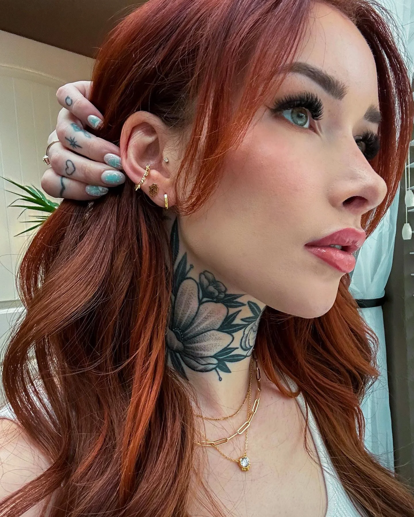 Foto de la bellísima modelo pelirroja Isabella Ware con tatuaje en el cuello