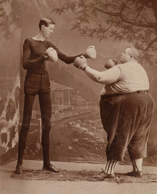 Los boxeadores de circo George Moore el esqueleto viviente y el gordo Fred Howe