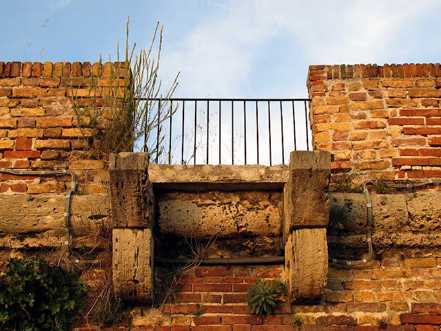 Balcony to nowhere, Porto Mediceo, Livorno