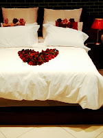 cama con petalos de rosa