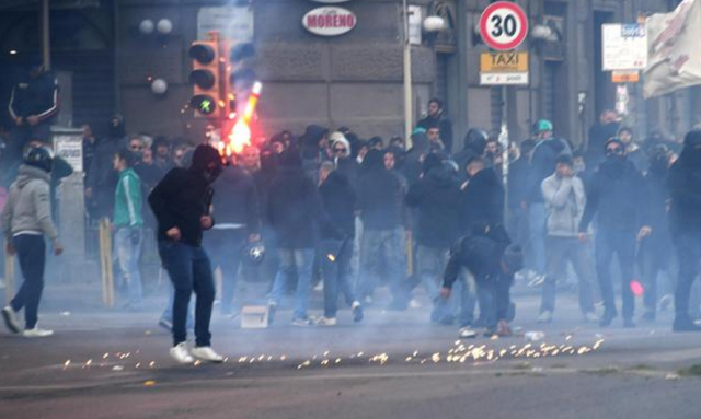 Comizio di Salvini a Napoli, caos nella città, scontri violenti tra attivisti e agenti: 3 arrestati