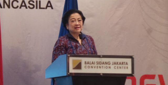 Megawati Sebut Di Indonesia, Sandal Jepit Bisa Hilang Di Masjid.Tapi Megawati Diam Di Saat Indosat Hilang