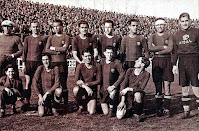 📸F. C. BARCELONA 📆10 febrero 1932 ⬆️Nogués, Ramón, Samitier, Castillo, Arnáu, Alcoriza, Arocha y Vidal de Cárcer (portero suplente). ⬇️Sagi, Piera, Goiburu y Zabalo. F. C. BARCELONA 3 🆚 C. D. ESPAÑOL DE BARCELONA 2 Miércoles 10/02/1932. 15:30 horas. Campeonato de Cataluña, jornada 14. Barcelona, campo de Las Corts. GOLES: ⚽1-0: 15’, Piera. ⚽1-1: 38’, Solé de penalti. ⚽1-2: 41’, Juvé. ⚽2-2: 64’, Piera. ⚽3-2: 70’, Goiburu.