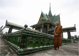 Monge Budista no Templo