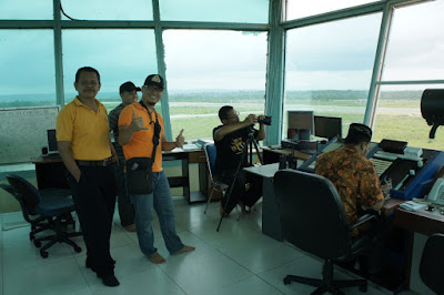 Koordinasi dengan Tower ATC sebelum pemotretan udara bandara