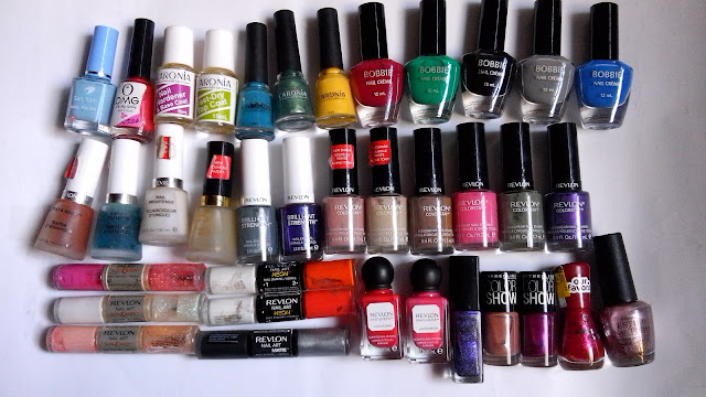 Top: San San, OMG, Caronia, Bobbie Nail Creme. Middle: Revlon Nail Care, Brilliant Strength, Colorstay. Band ottom: Revlon Nail Art in SUn Candy, Neon and Shiny Matte, Parfumerie, BYS, Maybelline COlor Show, Essence Colour & Go and Estilo.