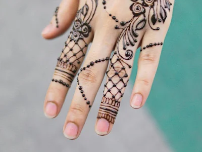 Gambar henna simple di tangan untuk pengantin