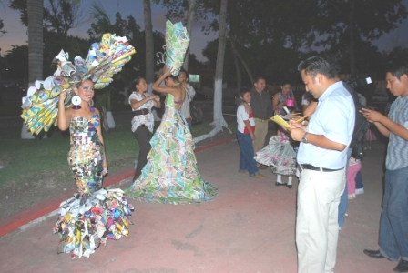 Concurso de dise o de vestidos hechos con materiales reciclados CHETUMAL