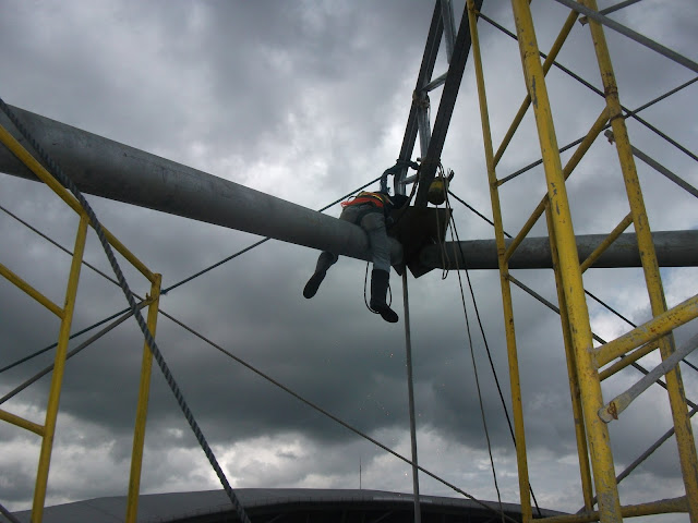 Steel erector securing the steel truss to pylon connection