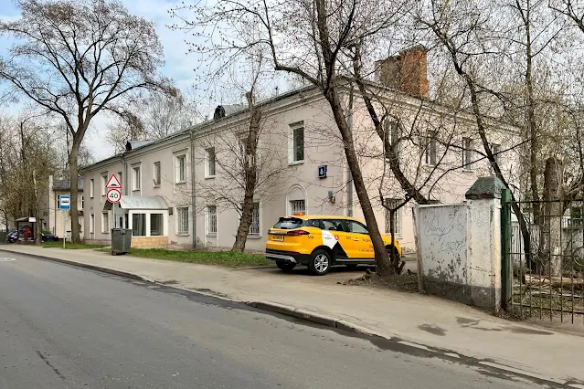 Вересковая улица, офис компании «Мол Морстрой» – бывший жилой дом 1948 года постройки