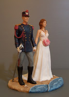 statuina coppia di sposi personalizzati cura nei dettagli divisa storica matrimonio in spiaggia orme magiche