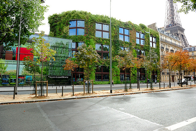 Museu francês tem jardim vertical na fachada