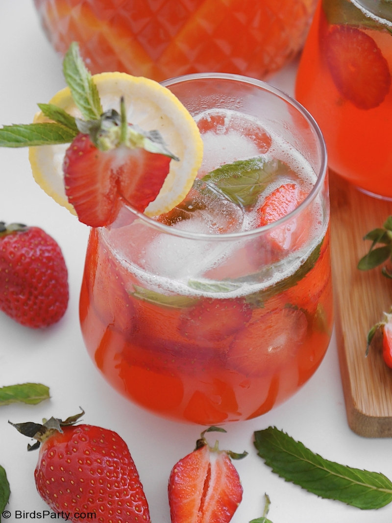 Homemade Strawberry Lemonade - quick, easy and delicious refreshing summer's drink to make at home for any celebration or party! by BirdsParty@Birdsparty #strawberry #lemonade #strawberrylemonade #drinks #cincin #cocktails #summerdrinks #summerrecipe #4thjule #memorialday #redwhitebluefood #motehrsday #strawberryrecipe