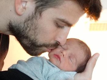 Shakira divulga primeira foto do filho Milan, nos braços de Piqué 