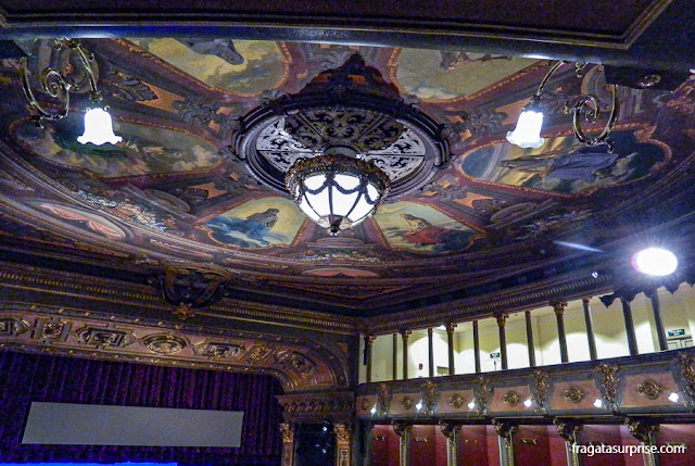 Decoração do forro da sala de espetáculos do Teatro Colón de Bogotá