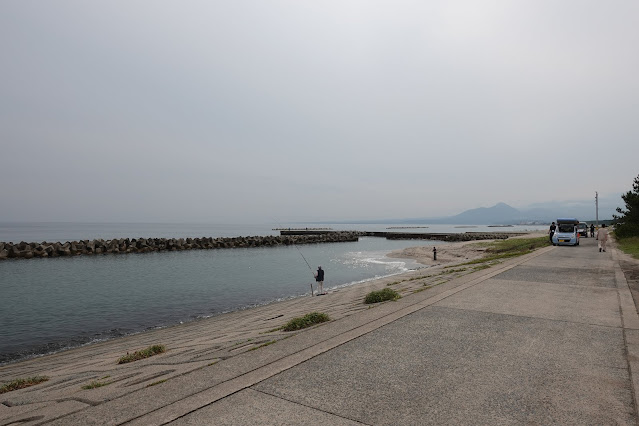 泊地手前の護岸遊歩道