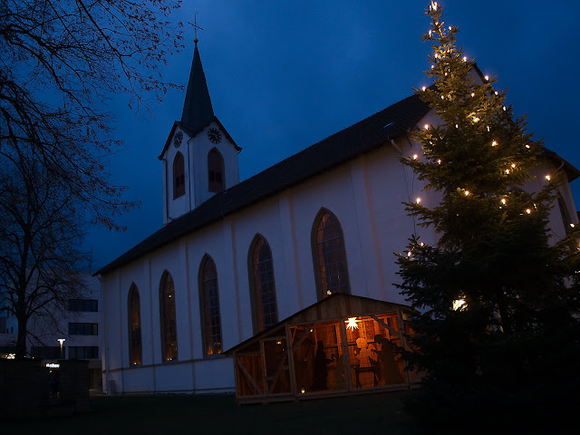 Die evangelische Kirche in Leopoldshöhe. Davor eine Krippe und ein Weihnachtsbaum