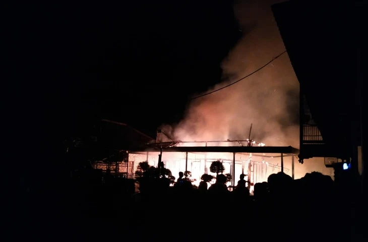 Satu rumah milik Nasiran di Desa Pademawu Timur, Kecamatan Pademawu, Pamekasan terbakar pada Selasa malam (25/06/2019)