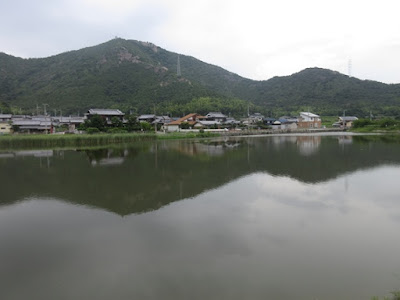 阿弥陀新池と高御位山稜線