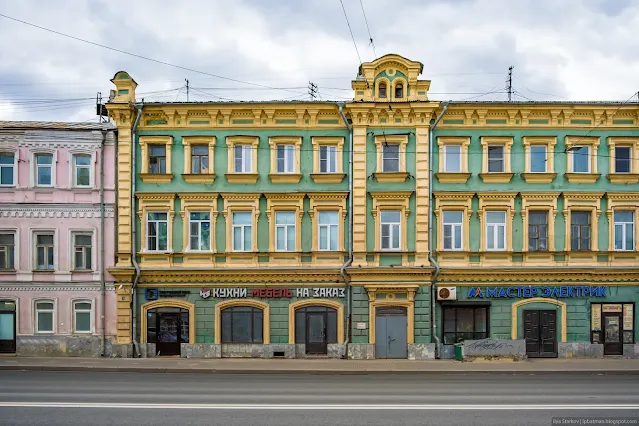Старое кирпичное здание с обилием декора
