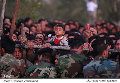 Child watching a public execution in Iran (file photo)