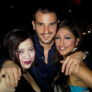 Simon McMenemy with Indonesian women