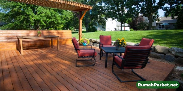 Desain Café Outdoor yang Dipercantik Oleh Deck Wood