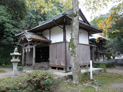 Japan breast shrine 05 Kuil Karube: Tempat Penyembah Dewi Payudara Wanita 