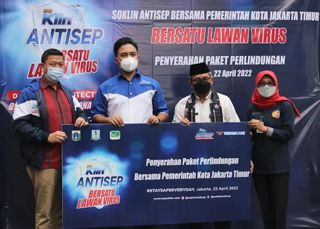 Penyerahan simbolis paket perlindungan oleh SoKlin Antisep Kepada Walikota Jakarta Timur