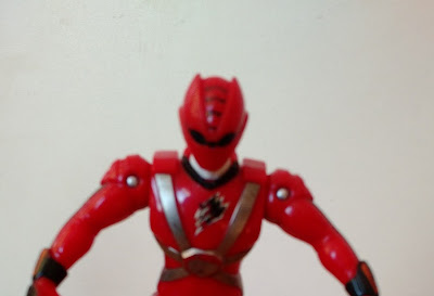 Figura de ação articulada na cabeça, braços e virilha de Power Ranger Vermelho Bandai - 14cm de altura R$ 15,00