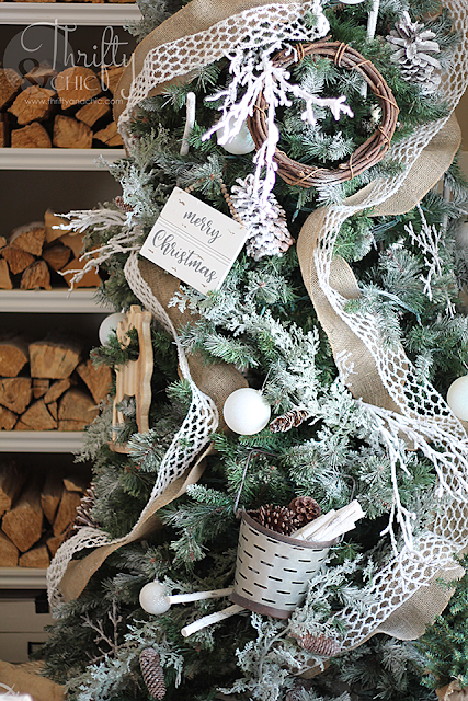 How to decorate a Christmas tree. Tips on decorating a Christmas tree. Farmhouse Christmas tree decor and decorating ideas. Woodland themed Christmas tree.