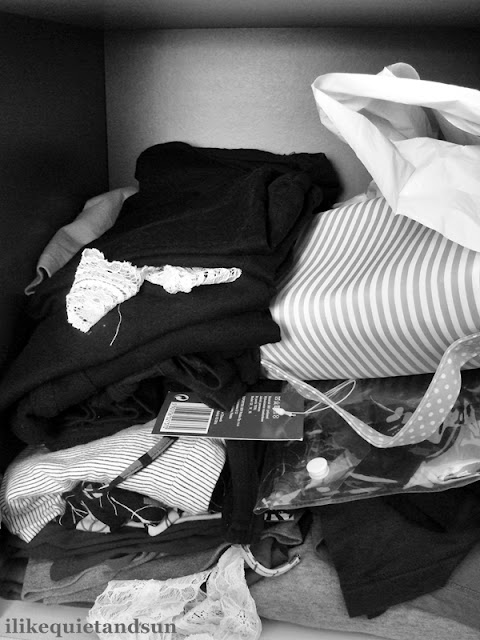 Bałagan w szafie z ubraniami