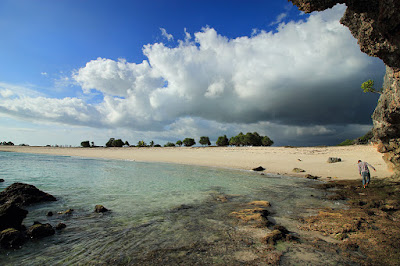 Tebing-tebing di pantai Boa