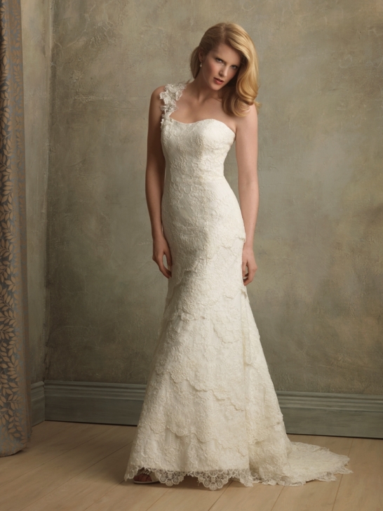  wedding dresses which would bring her a dream romantic wedding ceremony