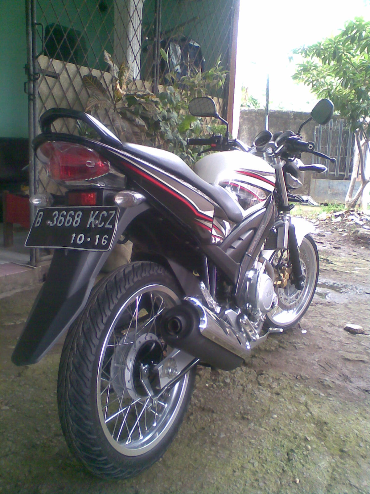 Modifikasi Yamaha Vixion Putih 2011