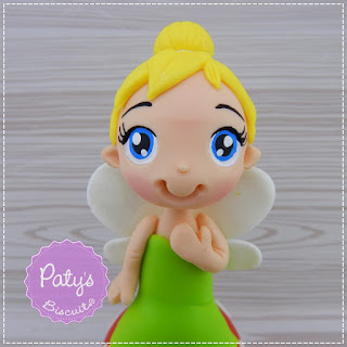 Miniatura Tinker Bell (Sininho) sentada no cogumelo - Enfeite de mesa de festa infantil - Paty's Biscuit