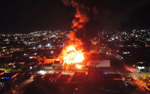 Loja da Ciclo Cairu é completamente destruída por incêndio em Pimenta Bueno