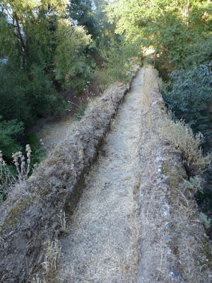 Acequia de Santa antes de Romayla a su paso por el acueducto de San Pedro