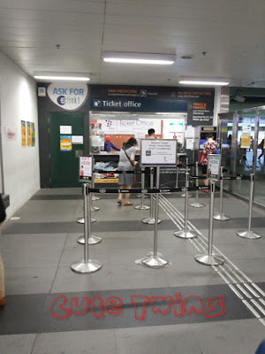 loket tiket MRT di Stasiun MRT Woodlands