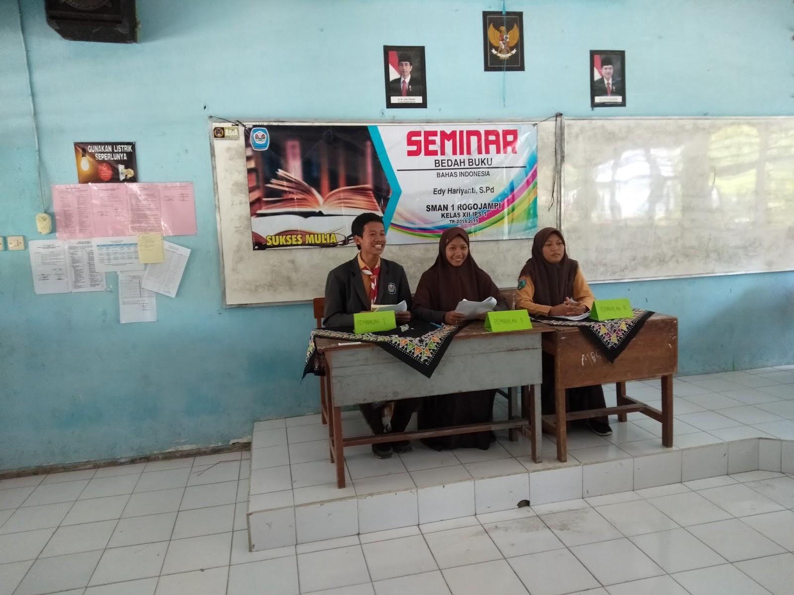 Sabtu 16 03 kelas XII IPS Ujian Praktek Bhs Indonesia dengan melakukan kegiatan bedah buku yang dibimbing oleh Ibu Edy Hariyanti S Pd
