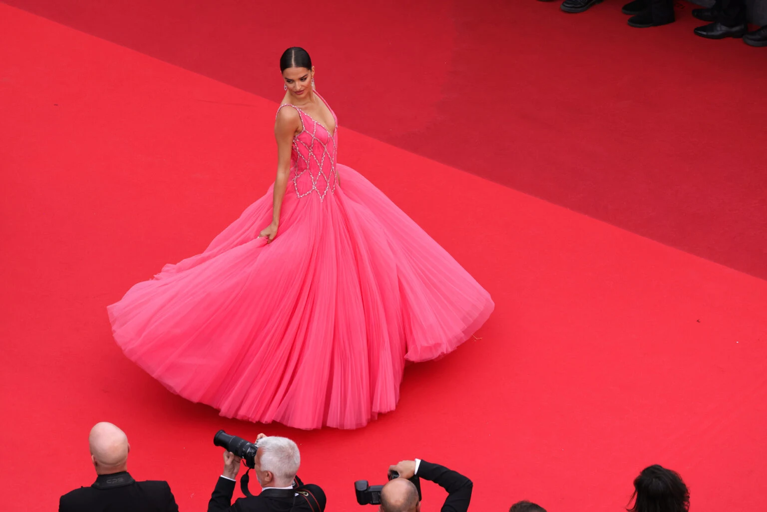 Tony Ward   Tony Ward won a large share of the Cannes Film Festival, reflecting the beauty of his designs and his inexhaustible talent. Gabrielle Caunesil Pozzoli, Iris Mittenaere and Kat Graham turned to him.