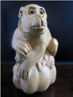 Mono sobre Roca. Netsuke Arte Japones.