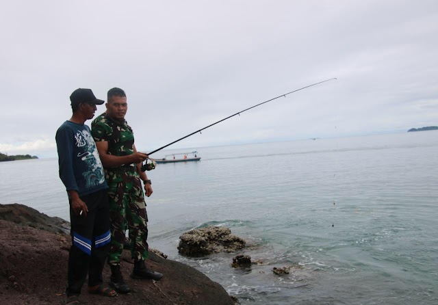 Di Penghujung Senja, Prajurit TNI Mancing Ikan bersama Orang Tua Asuh