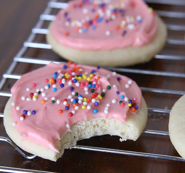 THE VERY BEST SOFT SUGAR COOKIE + CREAM CHEESE FROSTING RECIPE #dessert #christmas