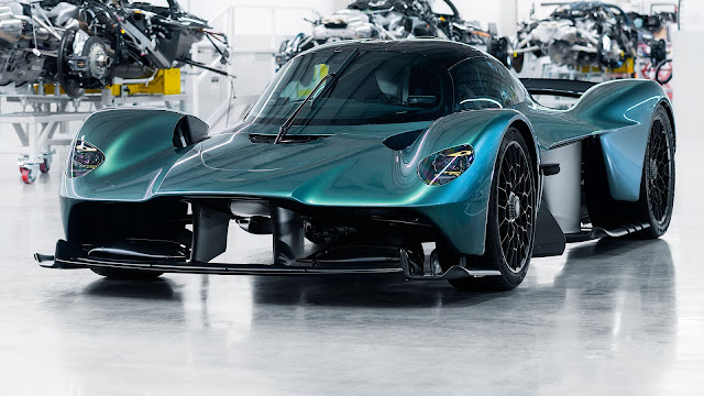Aston Martin Valkyrie performance and features